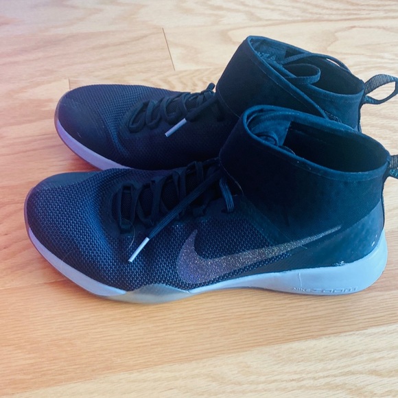 EUC Nike Air Zoom Strong 2 Metallic - Picture 2 of 3